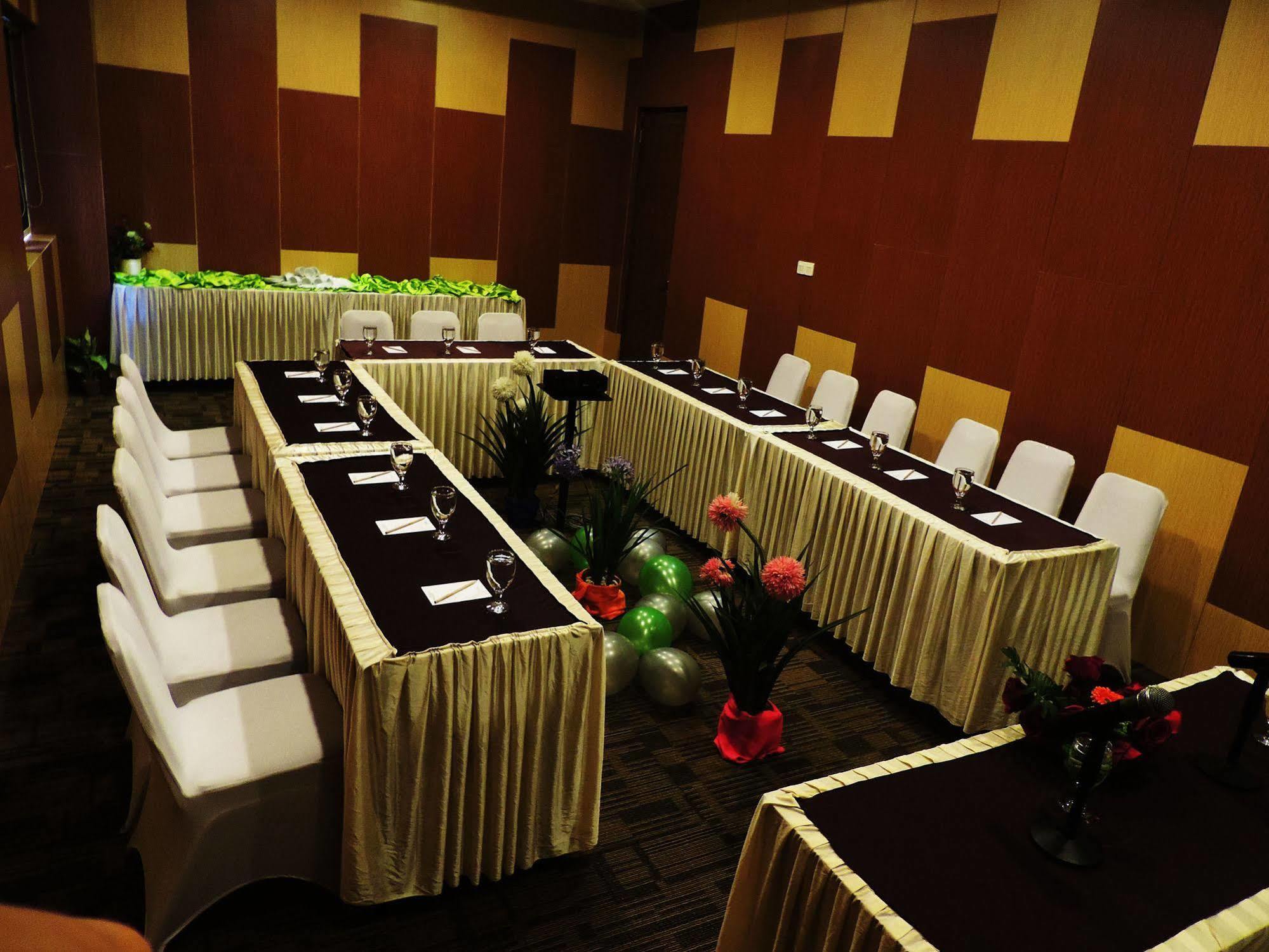 Arbor Biz Hotel Μακασάρ Εξωτερικό φωτογραφία
